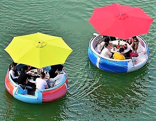 BBQ iLand Boote mit Leuten im Wasser