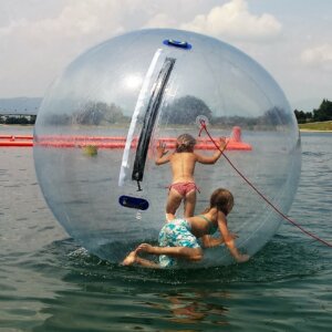 Water Walking Ball – Zwei Kinder in riesen Wasserball auf einem See
