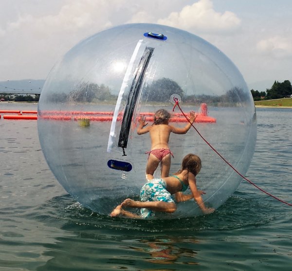 Water Walking Ball – Zwei Kinder in riesen Wasserball auf einem See