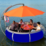BBQ iLand – Fünf Personen trinken Bier und Sodas in ihrem BBQ iLand Boot auf dem Wasser
