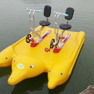 Water Bikes im Design von lustigen Delphinen gelb