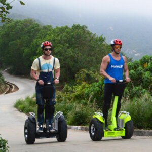 Zwei Männer auf ihren Suv-E-Offroad Balance Scootern unterwegs