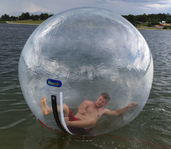 Junge in einem Water Walking Ball