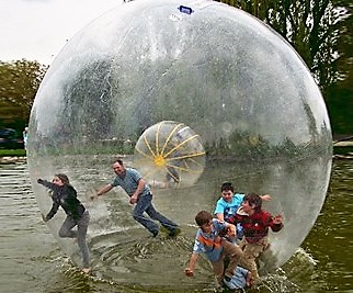 Pure Action innerhalb eines Water Walking Balls
