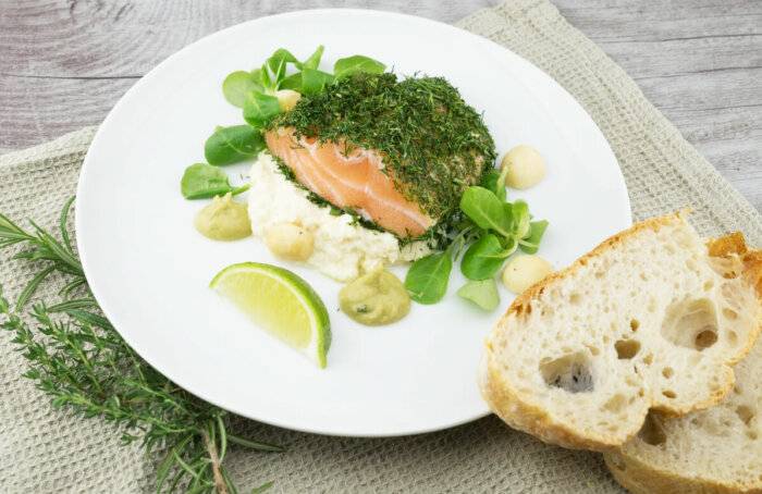 Luxus Frühstück mit Lachs und Sekt auf der Mur